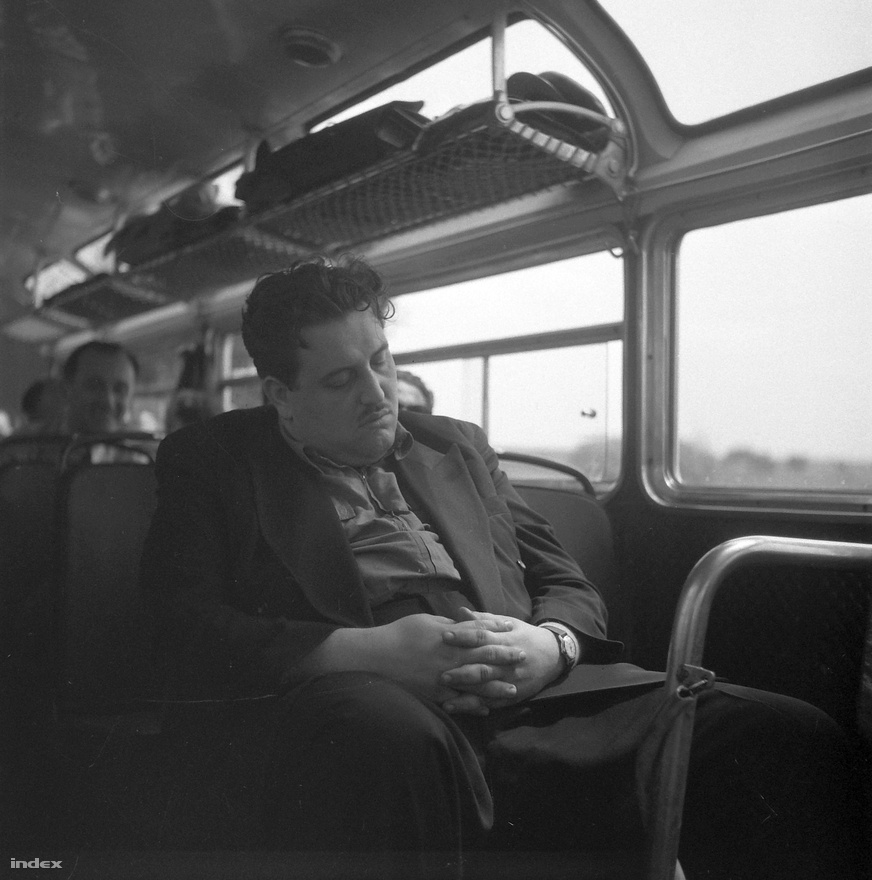Egy dolgos munkanap 1958-ban: férfi alszik a buszon - munkába menet (jövet?). 