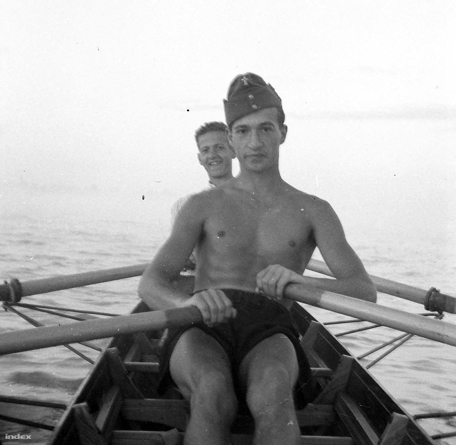 A fotó 1939-ben készült, úgyhogy az 1921-ben született Kotnyek Antal 18 éves ezen a képen. 