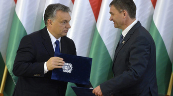 Olcsóbb távhőt, négycsillagos szállodát ígért Orbán Szekszárdnak