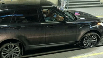 Range Roverrel parkolt a brüsszeli földalattiban