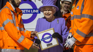 Erzsébet királynő annyira vagány, hogy a saját metróvonalához öltözött