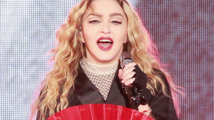 Nem teljesen világos, miért, de Madonna bohócnak öltözve ugrál egy videón