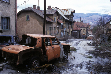 KIégett autó Szarajevó szerb negyedében 1996. január 12-én. A romok eltakarítása a közutakról közel egy évig tartott a bosnyák fővárosban.