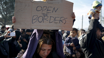 Tízezer migráns torlódott fel a macedón–görög határon