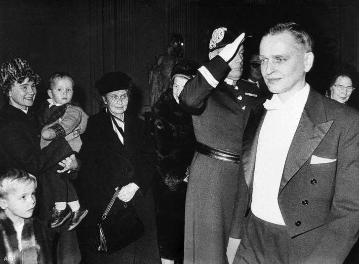 Olof Palme államtitkári eskütétele 1963-ban, mellette felesége Lisbeth és gyerekeik, Marten és Joachim.