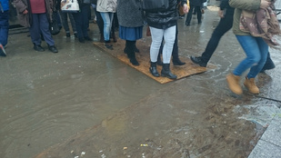 Ha a Széll Kálmán téren akar metrózni, legyen vízhatlan!