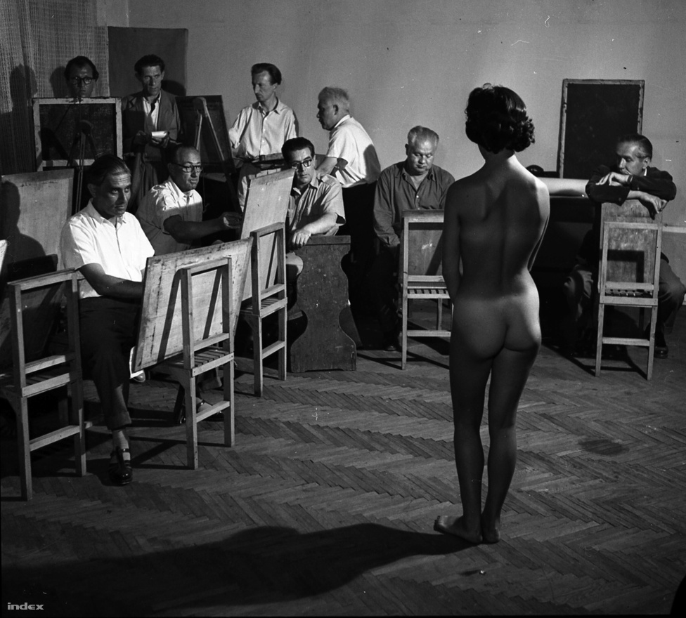 Aktot festenek a Vasas szakszervezet amatőr képzőművészei, 1954.