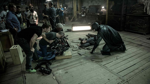Ben Affleck forgatós fotókat posztot: így néz ki Batmanként akcióban