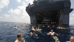 Kemény: anyahajóról fürdőznek a tengerészgyalogosok