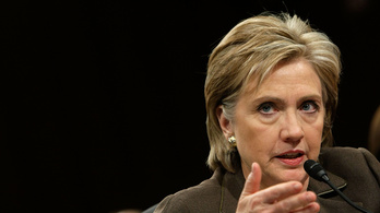 Mentességet kapott Clinton segítője az emailbotrányban