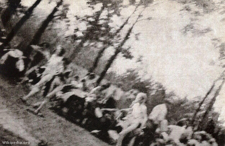 Az auschwitzi Sonderkommando tagjai nőket kísérnek a gázkamrába.