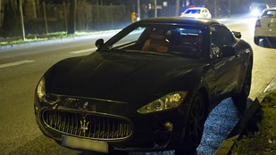 Lezúztak egy Maserati Granturismót a Hűvösvölgyi úton