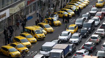 Megint tüntetnek a taxisok az Uber ellen
