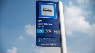 Ezek a buszmegállótáblák a jövőből jöttek Budapestre