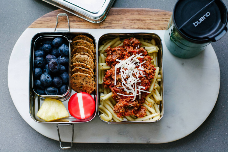 Hétfő&nbsp;Bolognai spagetti, kék áfonya, ananászszelet, sajt, keksz és afrikai vöröstea