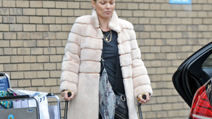 Kate Moss még mindig mankóval jár