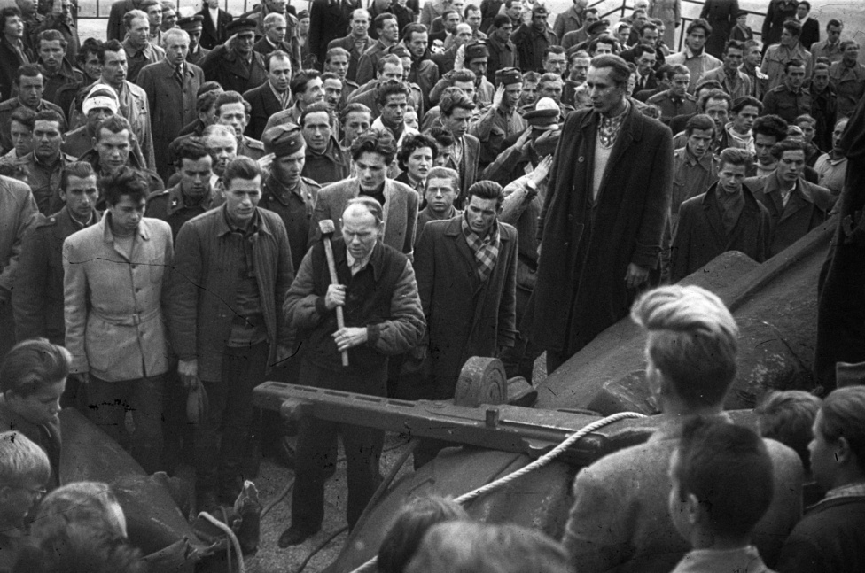Himnuszéneklés szobordöntés után. A Gellért-hegyi Felszabadulási Emlékmű "Felszabadító szovjet katona" mellékalakja 
                        kivérzett.