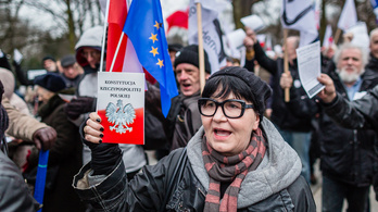 Tízezrek tüntettek a lengyel kormány legújabb húzása ellen
