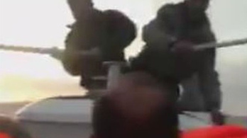 A török partiőrség emberei botokkal ütöttek csónakban ülő migránsokat