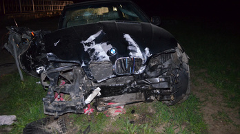 Rommá törte BMW-jét a villanyoszlopnak csapódó, beszívott sofőr