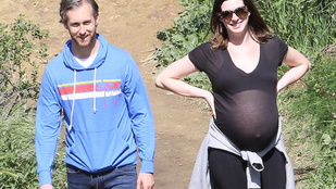 Anne Hathaway borzasztóan terhes