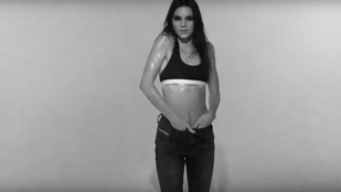 Hogy jobb legyen a napja: Kendall Jenner a nadrágjában turkál