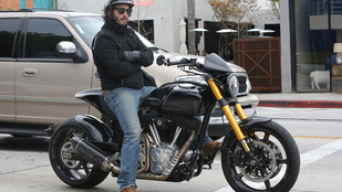 Keanu Reeves most éppen egy motoron ülve töri össze a nők szívét