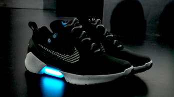 A Nike bemutatta az önbefűző cipőt