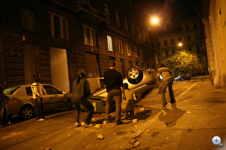 Kocsiborogatás a Curia utcában
