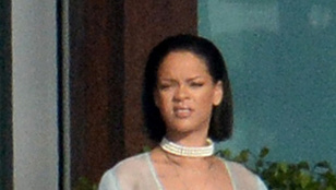Rihanna neglizsében villantott fegyvert és mellet