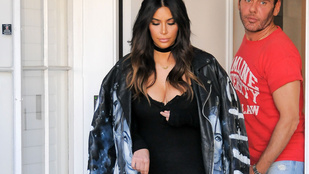 Kim Kardashian mellei a saját arcképe alól támadnak
