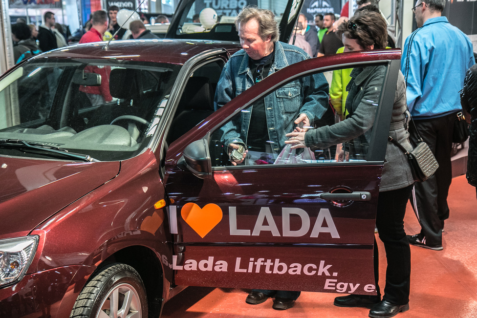 Hogy a Lada sikeres lesz, azt még nem tudni. Ahogy azt sem, ha igen, az az ára, vagy nosztalgia érdeme lesz-e. Ellenben be lehet ülni, hisz sok más, hivatalos importőr mellett a Lada is kint van az AMTS-en.