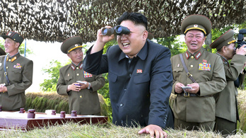 Kim Dzsongun látványos hadgyakorlatba kezd
