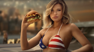 Nézze, ahogy a Sports Illustrated modellje hamburgert eszik!