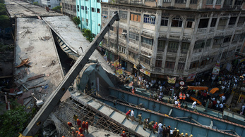Összedőlt egy felüljáró Indiában, százak rekedtek alatta, legalább 23 halott van