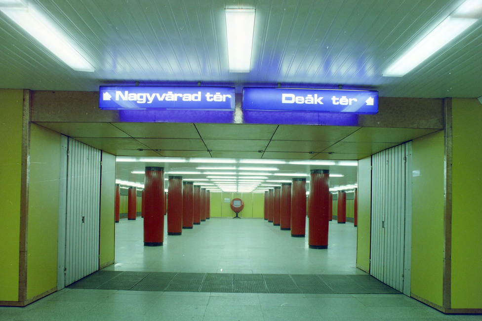 Volt idő, amikor még a hármas metró is nagyon menő volt. A piros gömbökben elhelyezett tévék (emlékszik még rá valaki, hogy vajon mire voltak jók?) simán megállták volna a helyüket akár a Pirx kalandjaiban is. S hogy miért pont ezt a két megállót jelölik a kék táblák a Klinikáknál? Mert az 1976-os átadáskor ezek voltak a végállomások.
