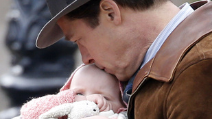 Ettől minden jobb: a sármos Brad Pitt babát puszilgat
