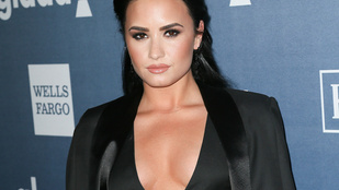 A hétvége dekoltázsát Demi Lovato nyerte