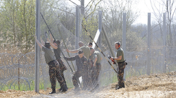 A honvédség erősíti a kerítést a szerb határon