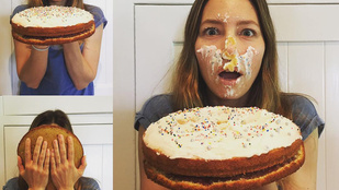 Jessica Biel önszántából belefejelt egy tortába