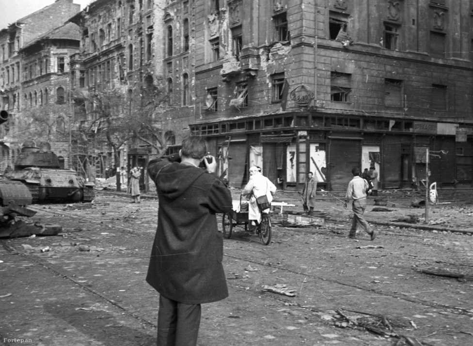 1956-os életkép ugyanott. A forradalom egyik gócpontja a József körút volt, több épület elpusztult.