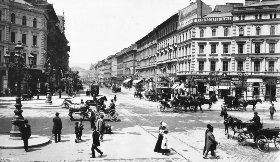 A Nagykörútat az 1896-os millenniumi ünnepségek keretében adták át. Ezzel hivatalosan lezártak egy 25 éves időszakot, noha még csak a Teréz és az Erzsébet körút épült ki teljesen. 1871-ben hozták meg a törvényt „a pestvárosi nagy körútról és az itt emelendő építkezések adómentességéről,” azonban az építkezések lendülete többször megakadt.Az volt a kisebbik baj, hogy a magyar nevét alig találták: „Amit máshol boulevardnak neveznek, t. i. széles és díszes utczát, kétszeresen kettős fasorokkal, e lüktető ereit a kereskedelemnek és közlekedésnek, két oldalt elvonuló palotákkal és palotaszerű épületekkel, e boulevardokat nálunk, jobb név hiányában hirtelenében öv-utaknak nevezték” – írta a Vasárnapi Ujság 1870-ben. Nagyobb akadály volt, hogy az építkezések megkezdése egybeesett a kiegyezkedés utáni első nagy gazdasági válsággal. A kortársak szerint olyan komoly volt a helyzet, hogy a pénzügyminiszter a hidak vámos-házikóiban felgyűlt négykrajcárosokat hordatta fel szekérszámra a várba, hogy ki tudják fizetni a 