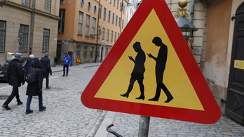 Zombivá váltak a svédek a mobilozástól