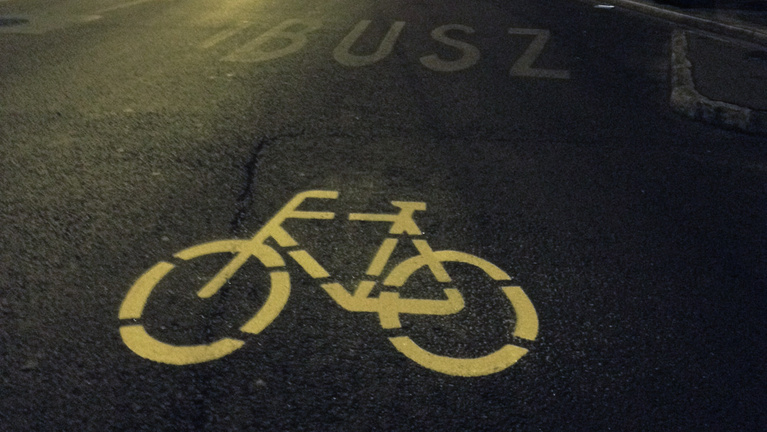 Tarlós: Csak néhány buszsávban töröljük le a biciklis piktogramokat