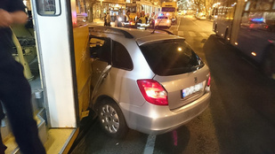 Villamossal ütközött egy autó a Bartók Béla úton