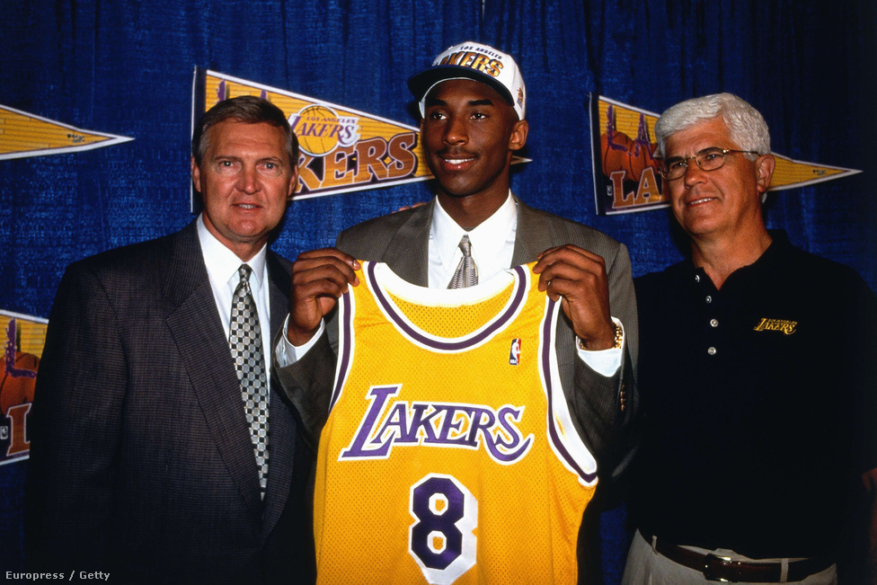 Kobe Bryant volt az NBA történetének első olyan játékosa, akit egyenesen a középiskolából vitt el egy profi csapat. Elájultak tőle, hogy tizenhét évesen miket tud. Az 1996-os draft első körének tizenharmadik helyén drafolt Bryant a bajnokság történetének legfiatalabb pályára küldött kosarasa és kezdője is lett nem sokkal később a Los Angeles Lakersnél. Az egyetemi éveket kihagyta, emiatt nem ment neki gördülékenyen a beilleszkedés a profik között, nehezen nyílt meg csapattársai felé.&nbsp;