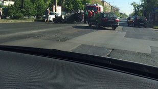 Elég rossz szögben landolt egy autó a Fogarasi úton