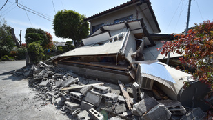 Csodával határos módon úszta meg a csecsemő Japánban, hogy ráomlott a ház