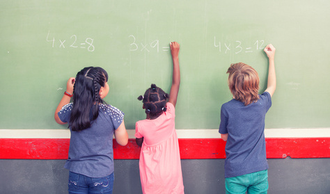 Javíthatja a teljesítményt, ha ugrál a gyerek a matekórán