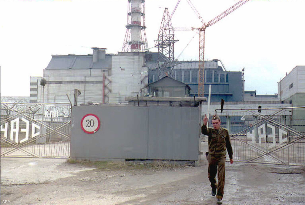 
                        A leolvadt négyes reaktor melletti biztonsági őr felszólítja a fotóst, hogy ne készítsen képeket: még 1995-ben, a katasztrófa után jó pár évvel sem szerették ezt. A háttérben az első szarkofág látszik, ez 
                        200 tonna radioaktív, lávaszerű olvadékot borít, amelyben a nukleáris üzemanyagon át a fűtőrudak alkatrészéig és a szabályozórudakig minden van, valamint 30 tonna szintén radioaktív port, 16 tonna uránt és plutóniumot fogott meg.